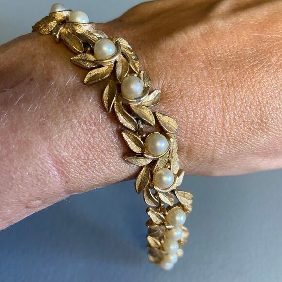 Vintage Avon Faux Pearl Gold Leaf Bracelet 1970s - Gold tone - Picture 2 of 4